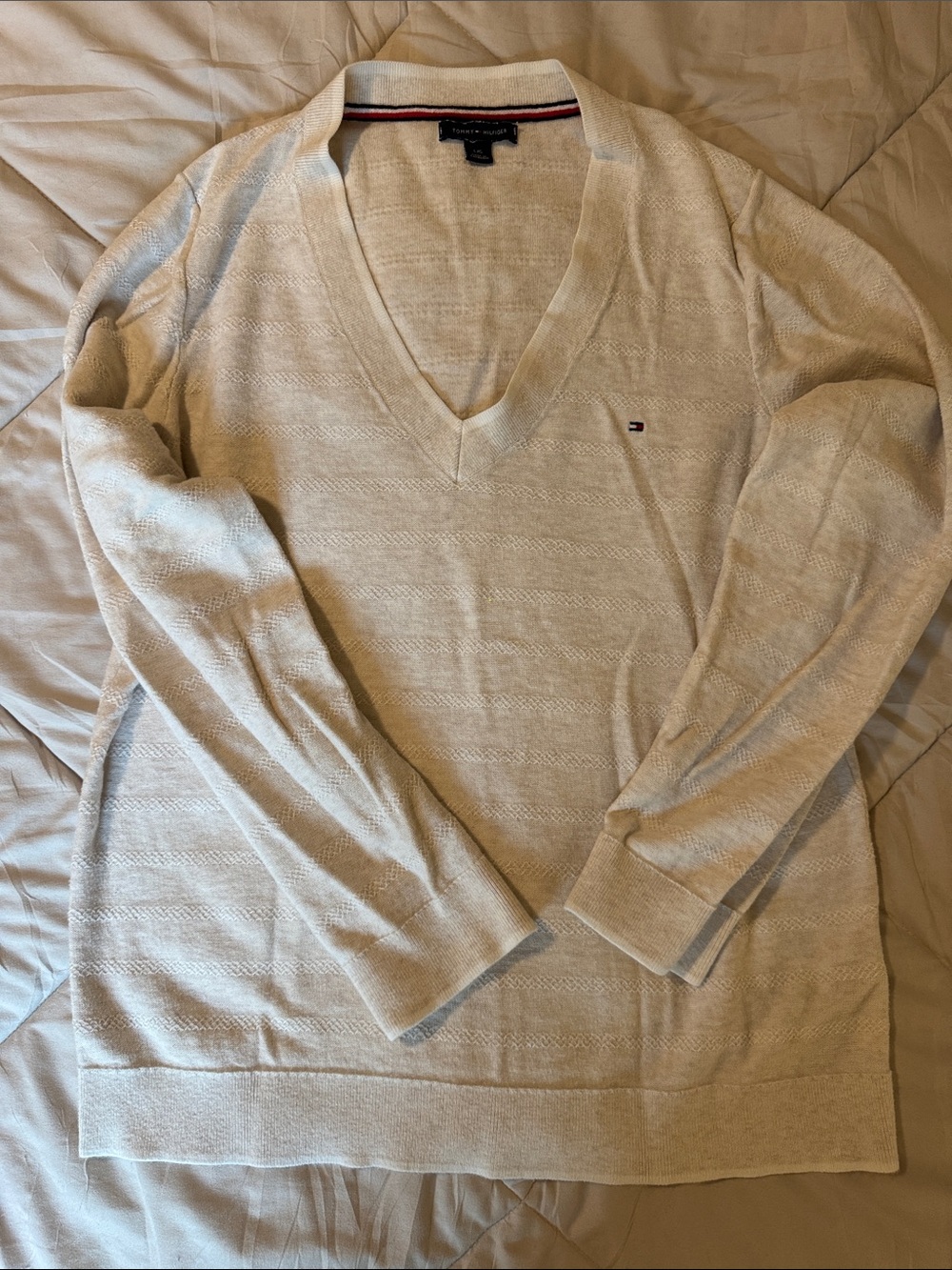 Tommy Hilfiger women’s Cream V-Neck Sweater size large